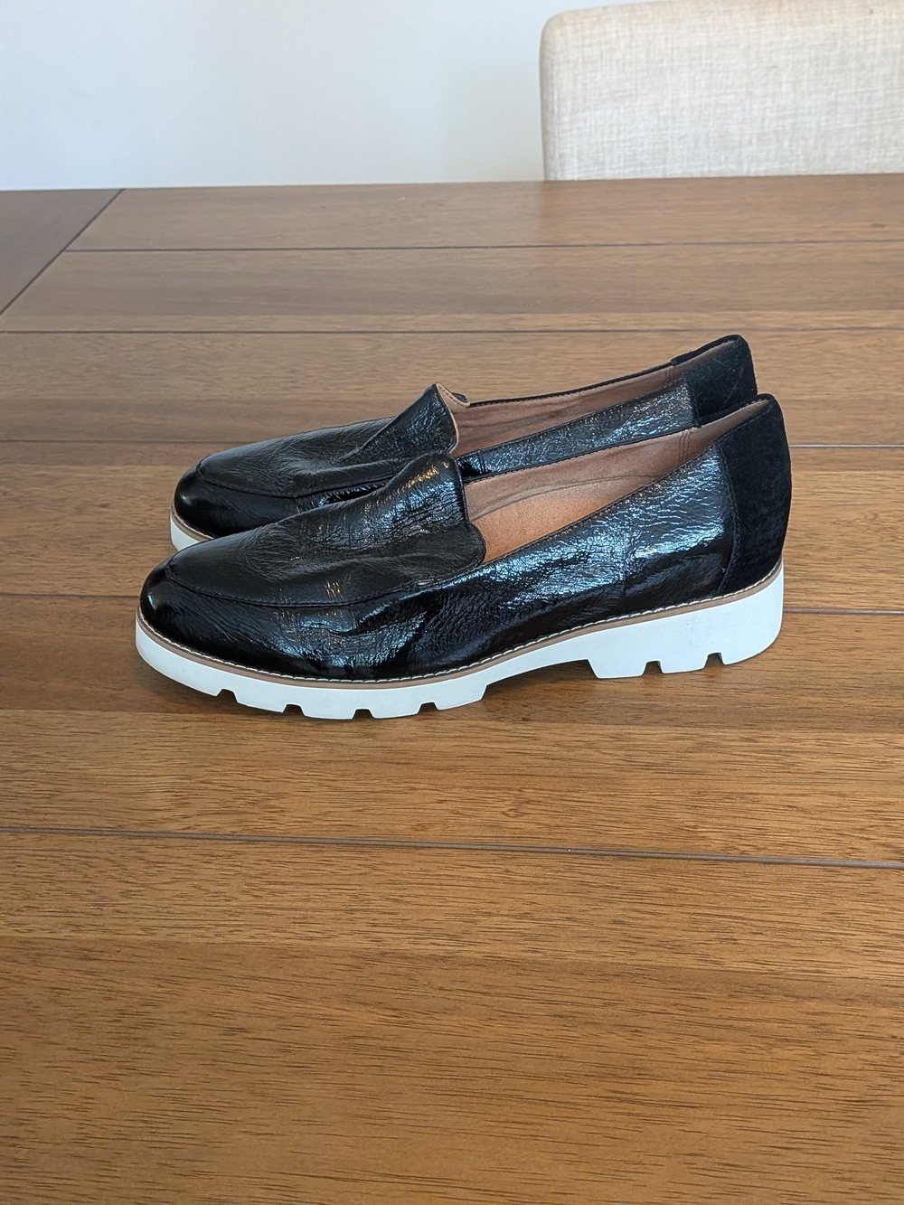 Vionic Kensley Black Crinkle Patent Leather Chunky Lug Sole Loafers Sz 9 Glossy